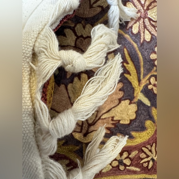 Elegant Floral Pattern Rug - Picture 3 of 6